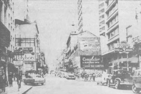 Rua XV de Novembro, em Curitiba, nos anos 1950 — onde a nossa história começou.